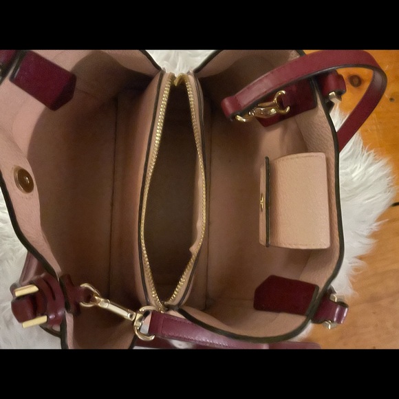 Great condition medium size authentic Micheal Kors.  Barely used. - Picture 2 of 3